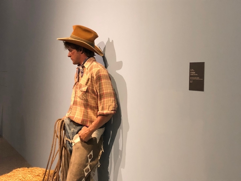 牛仔和乾草〉(Cowboy with Hat, 1980)｜杜安‧漢森｜一位貨真價實的牛仔！？牛仔憂鬱的神情與人們印象中神氣的樣貌形成對比。