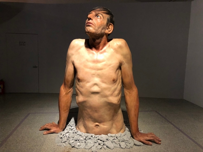 〈平凡男子〉(Ordinary Man, 2009-10)｜札科‧巴許斯基｜從地上冒出的男子！肌肉及肋骨清晰可見，令人驚嘆的是男子向上凝視的神情，他究竟是為何破繭而出？他在看什麼？