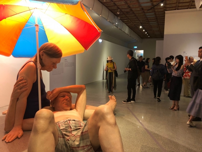 〈傘下的夫婦〉(Couple under an Umbrella，2013)｜榮‧穆克｜比人還大的雕塑品，讓人們從「小矮人」的角度細看人體的血管、體毛、皺紋…藝術家對於每個部位都一絲不苟。