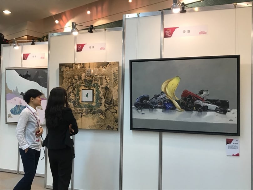 「2019臺灣銀行藝術祭：繪畫季」獲選作品於頒獎典禮現場展出，吸引觀眾駐足欣賞討論。（攝影／楊椀茹）