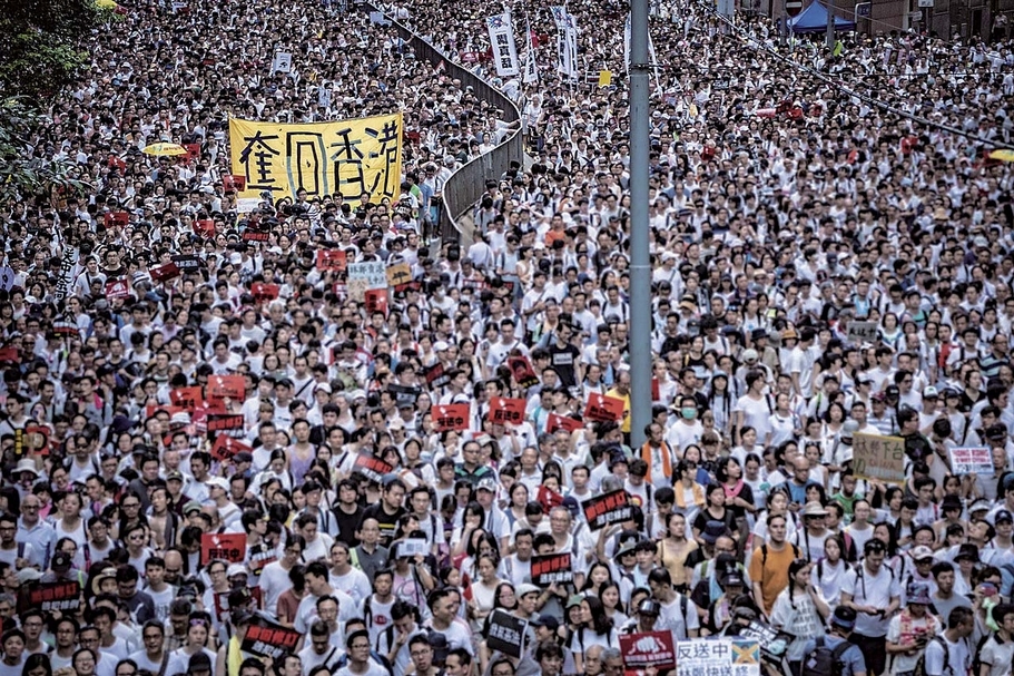 2019年6月反對逃犯條例修訂草案遊行，攝於金鐘軍器廠街口，望向軒尼詩道。（圖片來源：Wikipedia user -Hf9631）