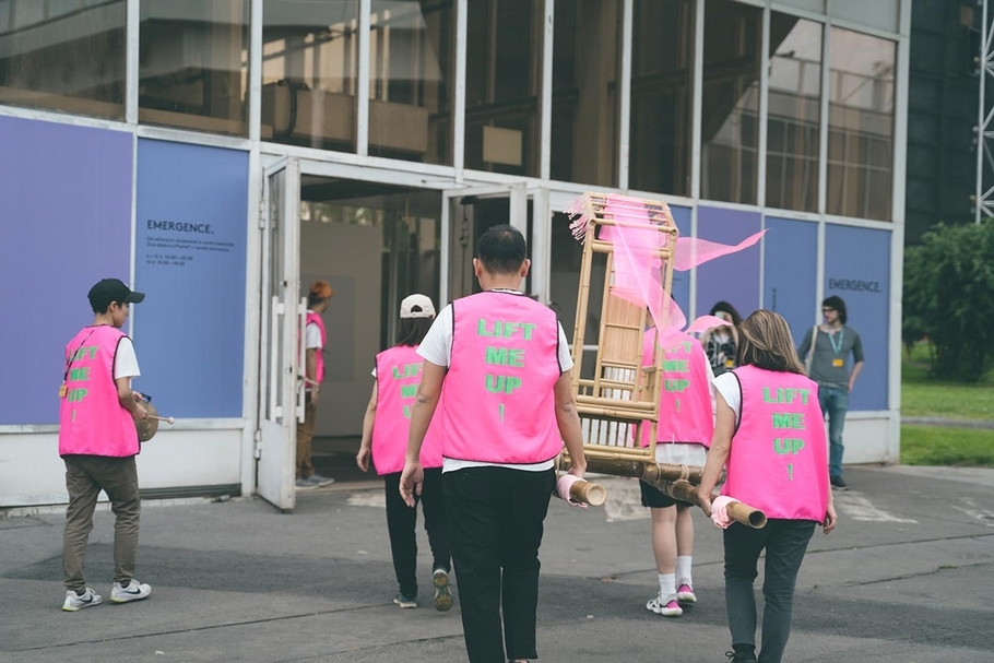 《Lift Me Up》於布拉格四年展（Prague Quadrennial）演出現場。（衛武營國家藝術文化中心提供）