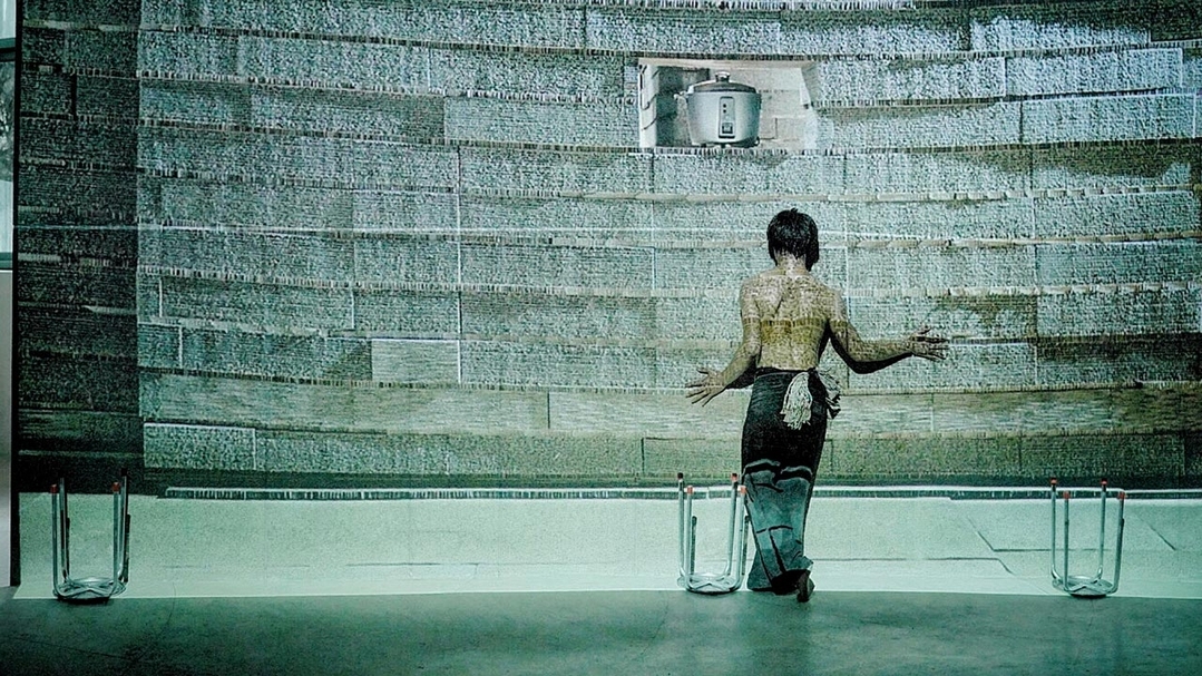 「 沙丘漫舞」 演出現場,鄭宗龍曾在擔任蔡明亮舞台劇《玄奘》(2016)動作指導時曾說:「動作發展一直以再少一點、再少一點不斷簡化,最後只剩走路。只剩走路的狀態下還能再做什麼?緩慢的走路與中風後身體的艱難,充分表現玄奘西域取經的困難狀態。」我們可以從李康生與雲門舞者的身體,展現出更具張力的肌理。。(攝影/黃宏錡,雲門2提供)