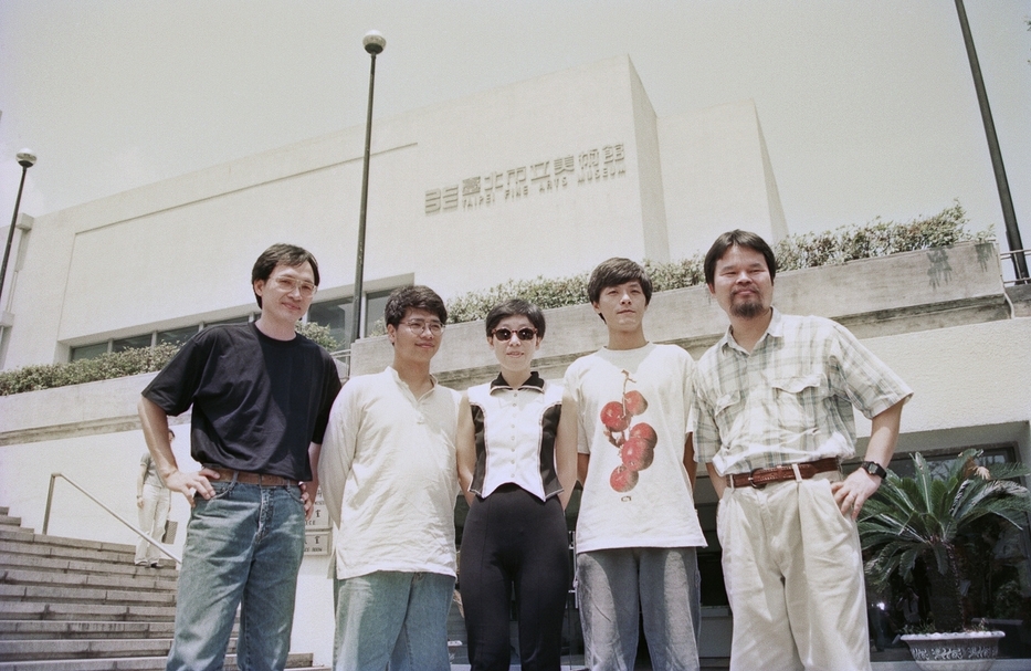 第46屆威尼斯雙年展第一屆台灣館在台記者會，參展藝術家合影左起：黃清河、侯俊明、吳瑪悧、黃致陽、連德誠。（©台北市立美術館）