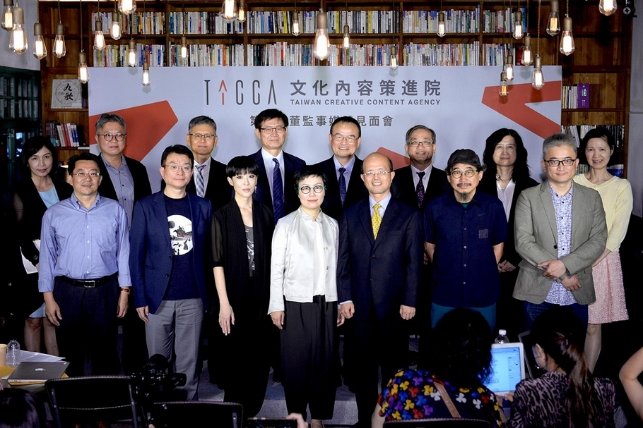 文化內容策進院第一屆董監事合影，前排右四為董事長丁曉菁。（文化部提供）