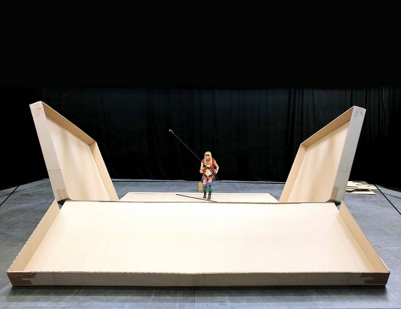 跨性別藝術家菲婭．梅娜（Phia Ménard）2019年於巴黎Nanterre-Amandiers, Centre Dramatique national呈現的行為表演作品「不道德的故事， 第一部分，母親之家」（Contes Immoraux Partie 1 - Maison Mère）。（法國宣傳單位MYRA提供）