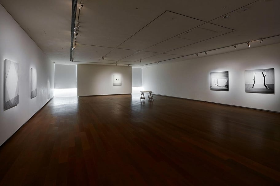 在王雅慧個展「時間簡史」現場中,這些影像還透過玻璃在斜對面的展牆上映射出微弱的光影,這些影像、紙片、光影,以及物件彼此關聯卻又保有個自屬性,構成了一整個豐富又自足的世界,(誠品畫廊提供)