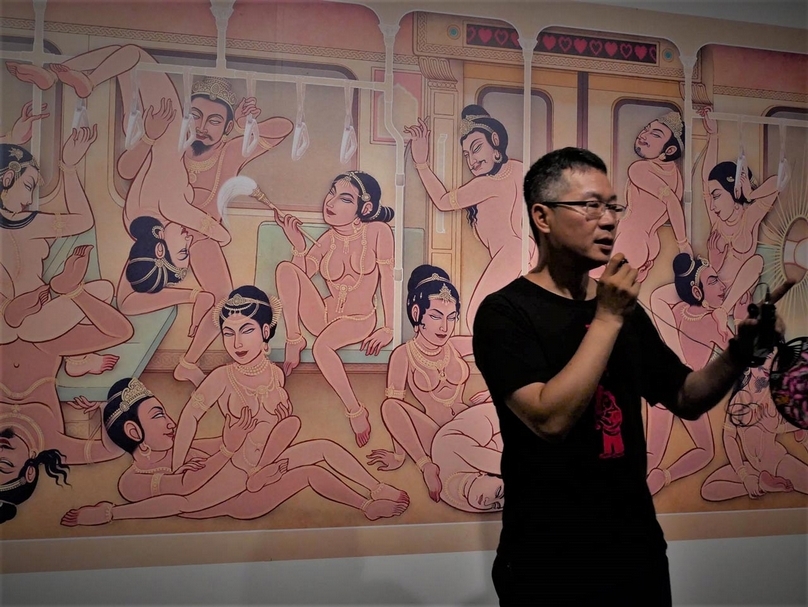 「妖氣都市,鬼怪文學與當代藝術特展」策展人之一龔卓軍於展覽現場導覽。(攝影/張玉音)