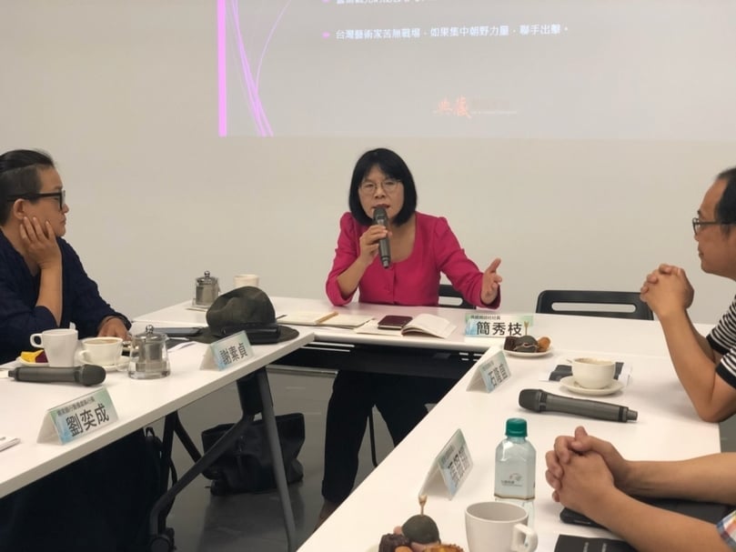 「亞洲藝術板塊位移討論會」活動現場，典藏藝術家庭社長簡秀枝發言。（本刊資料室）