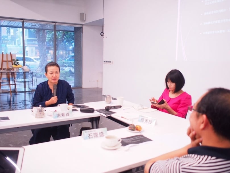 「亞洲藝術板塊位移討論會」活動現場，藝術顧問、藝術行政、策展人謝素貞發言。（本刊資料室）