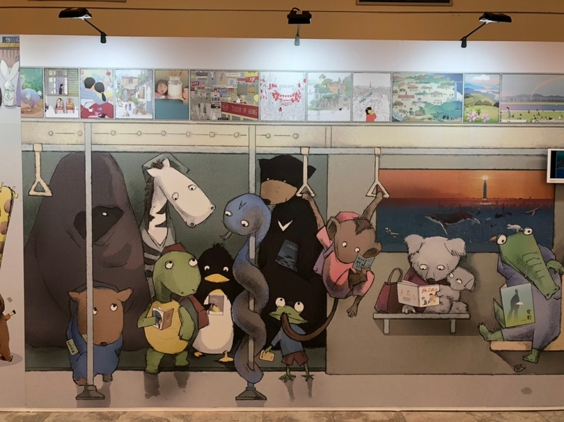 《一日遊》展出作品牆。展現動物們搭乘捷運的樣貌。
