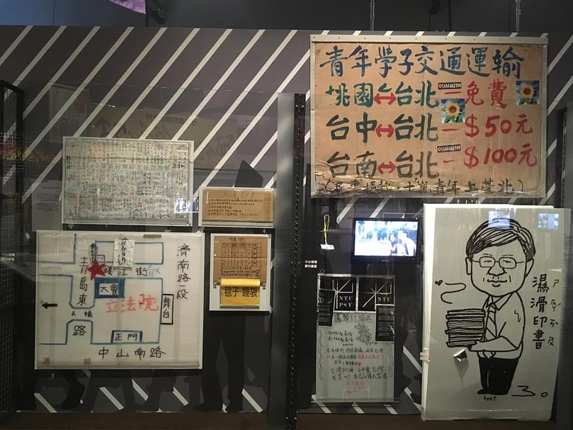 照片右下方的人形立牌，是在24小時內由台南藝術家Beat Liu繪製，網路傳送至台中輸出，以高鐵直送台北的運動現場聲援。（國立台灣歷史博物館提供）