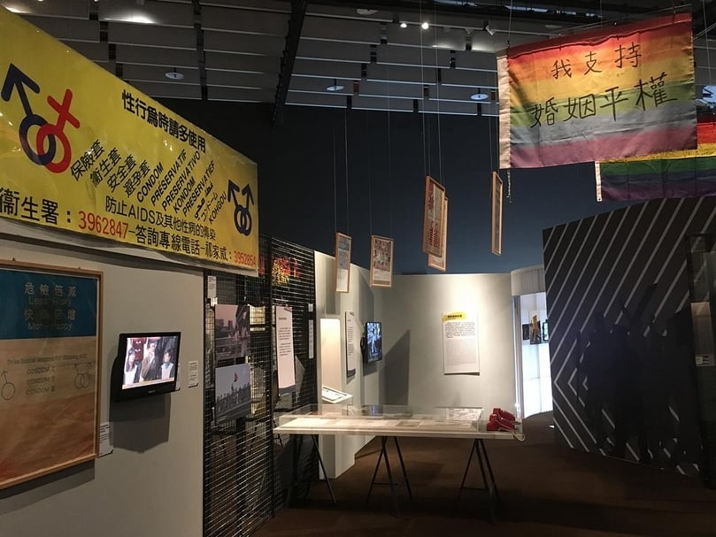 由彩虹布旗與文宣看見同志如何面對社會眼光，爭取社會對於多元性別的認識與相關權益，觀眾還可透過桌上的彩虹電話聆聽同志生命故事，從葉永鋕與板中男裙節等影片中認識性別教育的重要。（國立台灣歷史博物館提供）