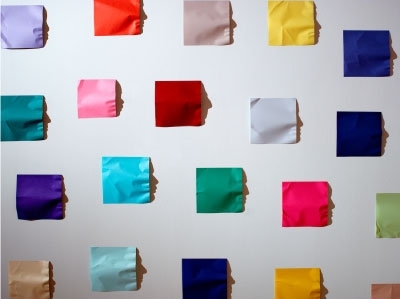 山下工美(Kumi Yamashita) ,《摺紙》,2019, 壓折過的紙、單一光源、影子