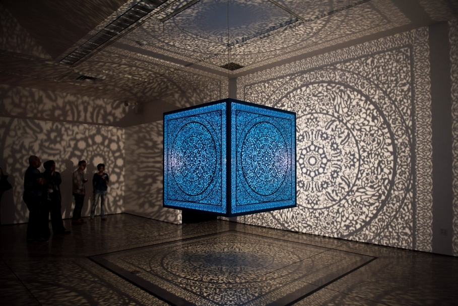 阿妮拉‧卡尤姆‧阿嘎 (Anila Quayyum Agha) ,《給自己的花─土耳其藍》, 2016 ,雷射切割與上漆的鋼、燈泡