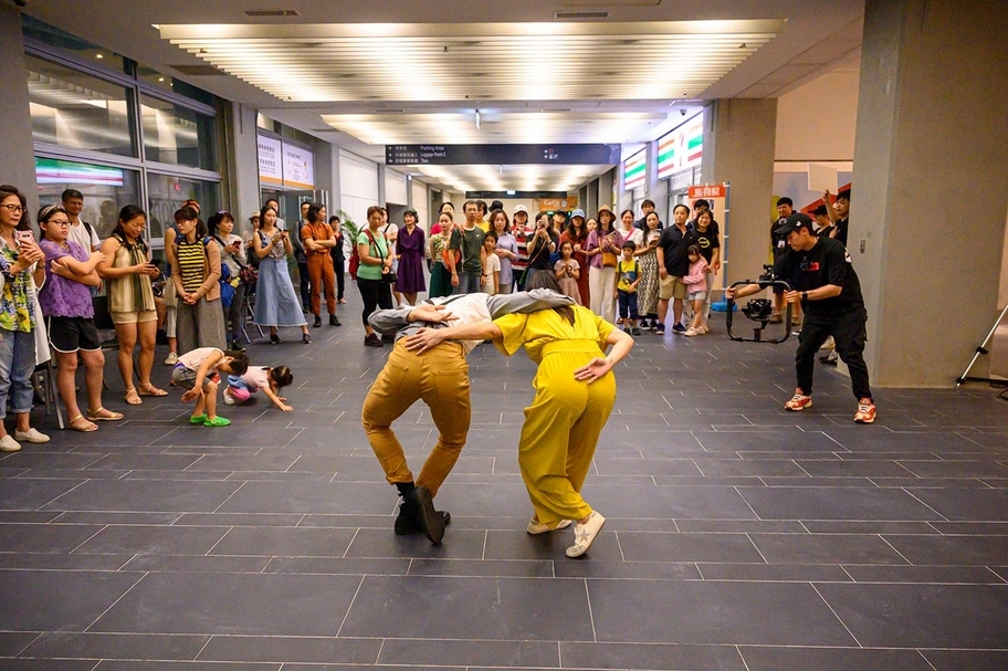 複象公場於南港展覽館二館B1大廳演出《不在地方》。(南港公共藝術節提供)