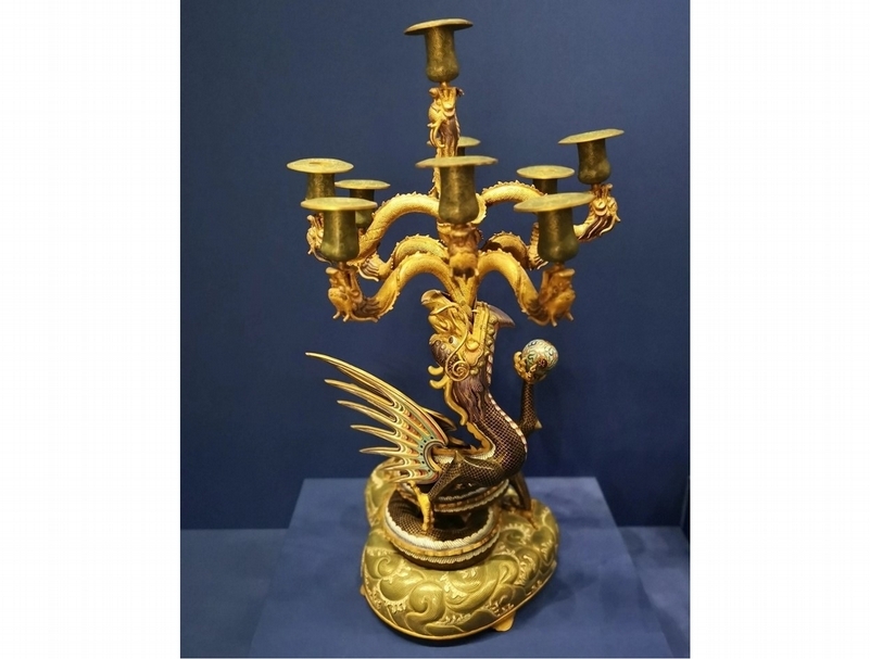 20世紀初期《掐絲琺瑯燭臺》，梵蒂岡博物館藏。（王明彥提供）