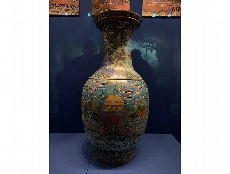 1872年《掐絲琺瑯大瓶》，圖中描繪神武門。梵蒂岡博物館藏。（王明彥提供）