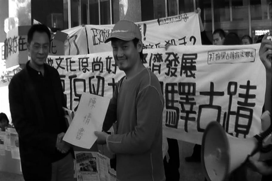 「少年當代——未終結的過去進行式」展出藝術家劉秋兒多年來對於社會思考與參與抗爭行動實踐所代表的檔案「抵抗就是美」系列。(藝術家提供)