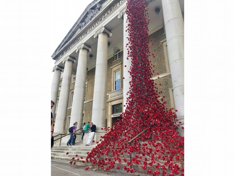 倫敦帝國戰爭博物館（Imperial War Museum）館外的裝置藝術《哭泣之窗》（The weeping window）。（攝影／詹子琦）