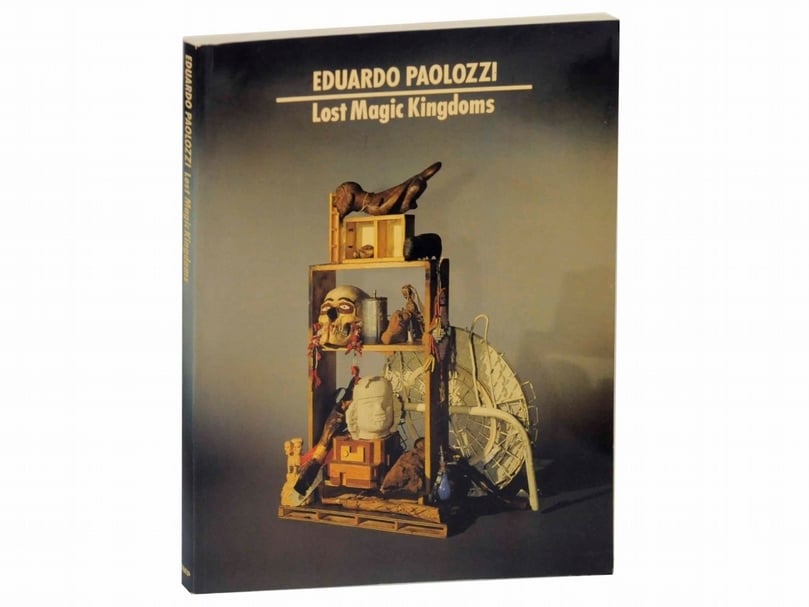 愛德華多．包洛奇（Eduardo Paolozzi）策劃的「失落的魔法王國和納瓦特爾的六紙月亮」（Lost Magic Kingdoms and Six Paper Moons from Nahuatl）特展專書封面。（© https://bit.ly/2Y1FPJ6）