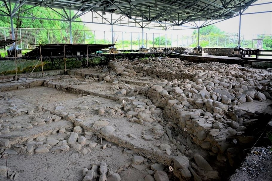 國立台灣史前文化博物館的「未來遺址：史前館藝術駐館」帶領藝術加造訪卑南遺址公園的考古現場。（© 未來遺址：史前館藝術駐館計畫）