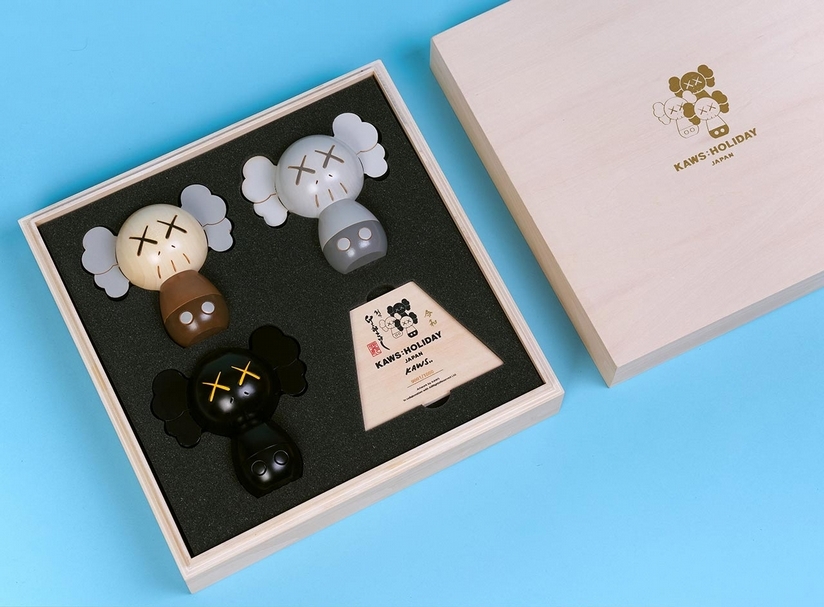 《KAWS：HOLIDAY》日本站限量1,000組具編號的木芥子套裝（三入）。（AllRightsReserved提供）