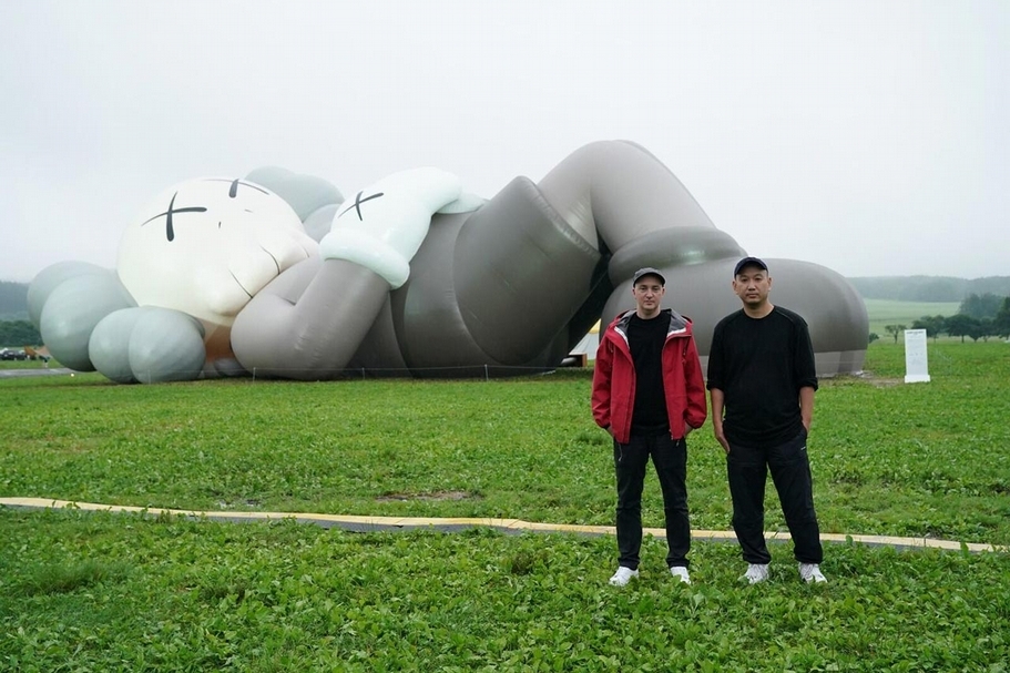KAWS（左）與AllRightsReserved 的 主辦及 策展人 SK Lam（右）合影。（AllRightsReserved提供）