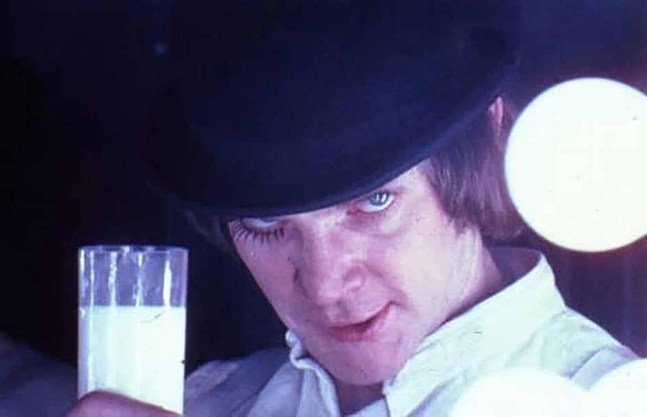 《發條橘子》中在科洛瓦奶吧的Alex，由麥坎．邁道爾（Malcolm McDowell）飾演。（ © Warner Bros.Entertainment Inc.）