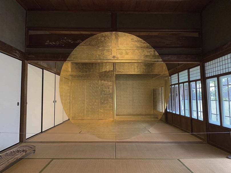 喬治魯斯美術館現地裝置《祖父母的和室》，村民加入共同貼金箔的藝術計畫。（攝影／賴志婷）