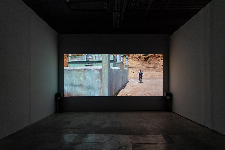朱利安．羅斯費爾特（ Julian Rosefeldt）《寂寞星球》（ Lonely Plane），單頻道錄像，16'18"，2006。（攝影／Chong Kok Yew ，TKG+提供）
