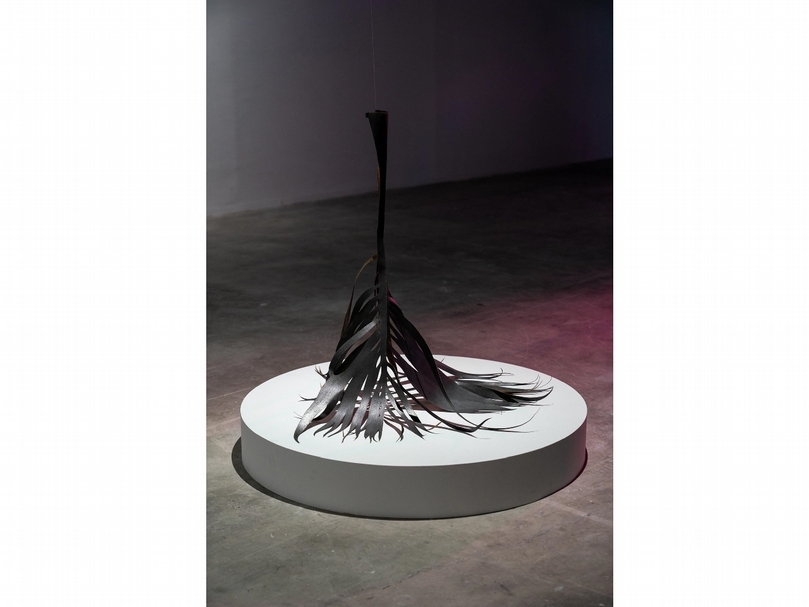 李若玫《剩餘的風景—03》（ Landscape Remains — 03），炭精筆．鉛筆．法國Arches冷壓水彩紙．金粉．透明漆 ，110 x 100 x 100 cm，2019。（攝影／Chong Kok Yew ，TKG+ 提供）
