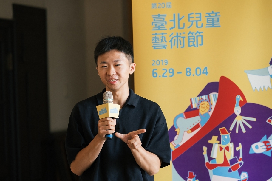 《這裡沒有大野狼》導演陳煜典表示，此作打破表演只在「舞台」上的限制，在整個中山堂的空間進行，觀眾不再只是坐在觀眾席，將跟著表演者一起遊覽各個空間。（© 2019台北兒童藝術節）