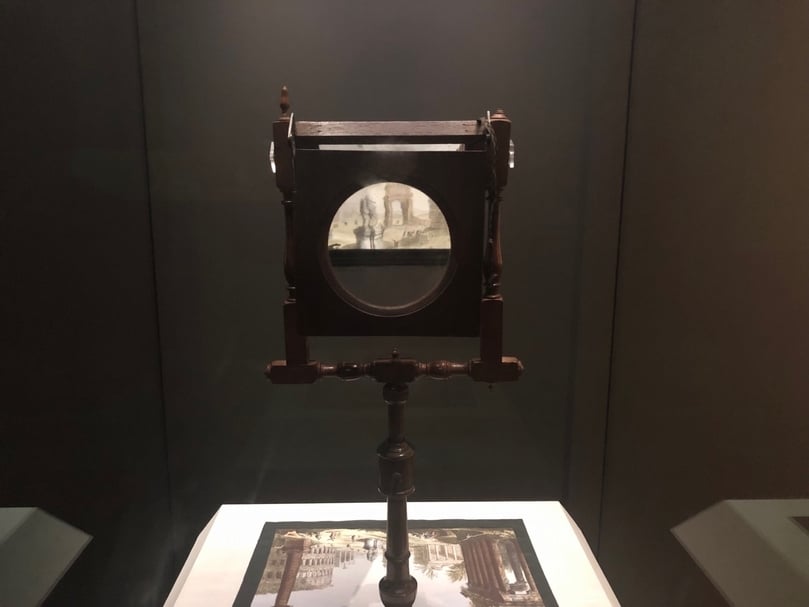 參觀者可以於「交融之美」展場自行操作〈反射式窺視眼鏡〉。（攝影／闕宇彤）