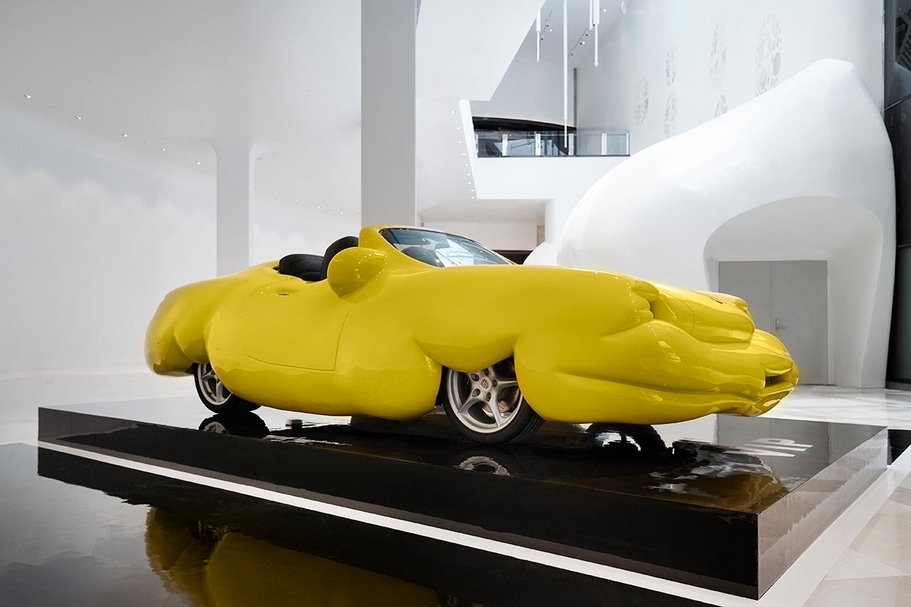 歐文．沃姆（Erwin Wurm）《胖跑》（Fat Convertible）。（藝文薈澳提供）