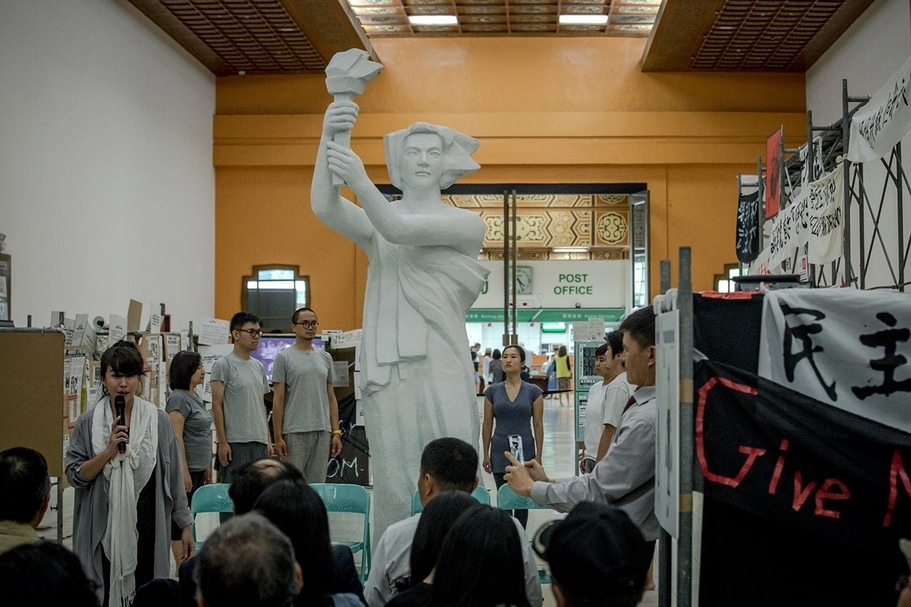 三語事劇場之劇作《我反抗，故我們存在》於六四三十周年特展開幕中的表演現場。（攝影／沈君翰）