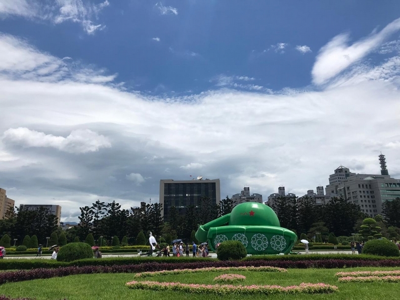 自由廣場上的氣球戰車和坦克人。（攝影／王萱）