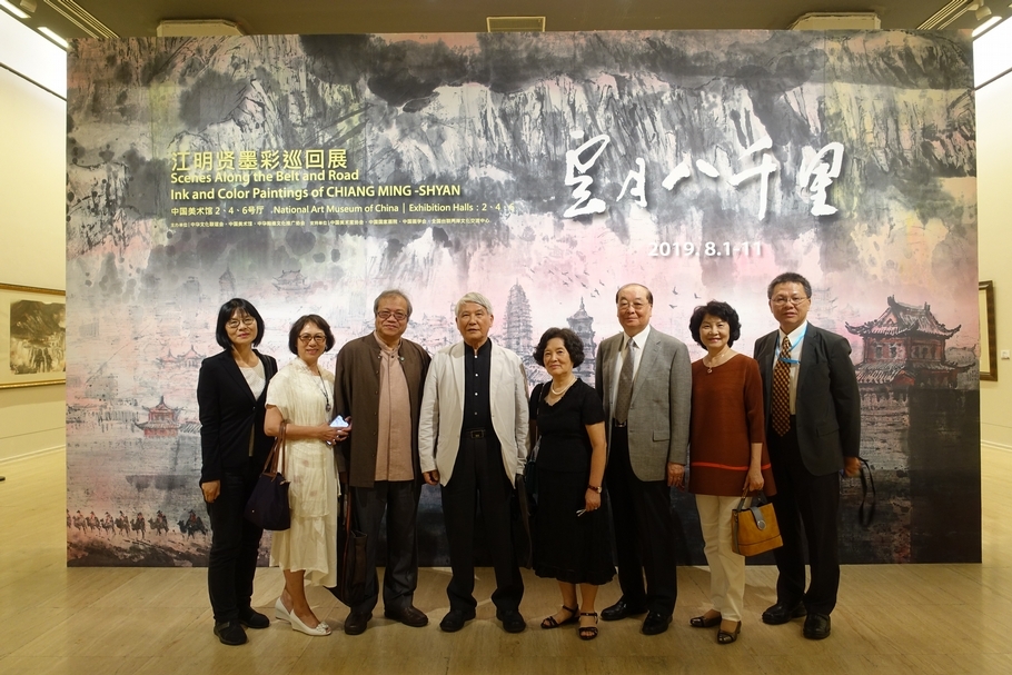 典藏雜誌社社長簡秀枝（左）亦赴北京參與「雲月八千里─江明賢墨彩巡迴展」開幕。