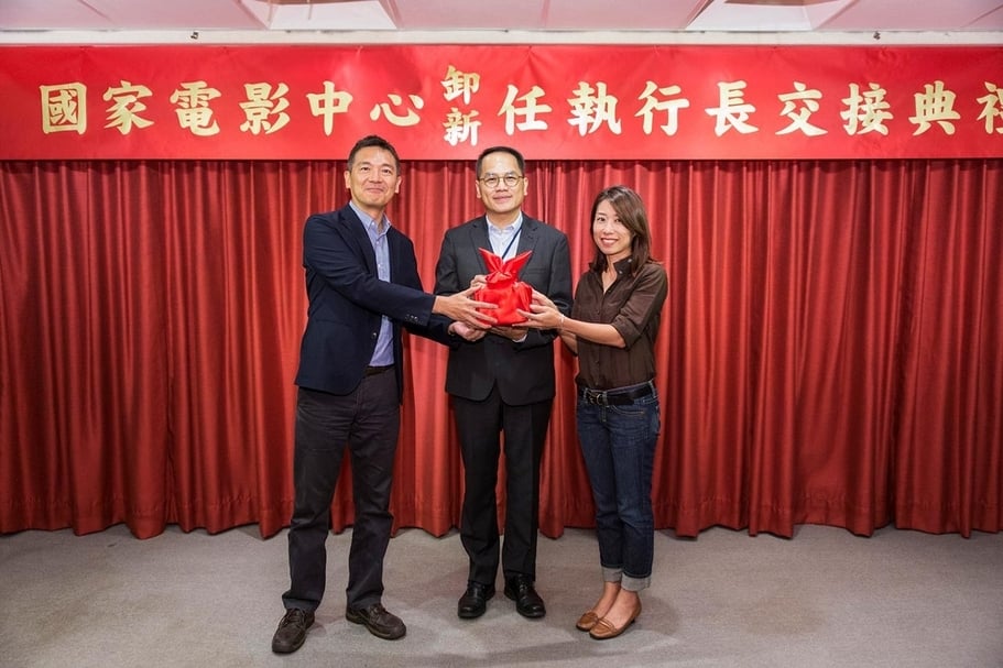 右起：國影中心新任執行長王君琦、文化部政務次長暨國影中心董事長彭俊亨、國影中心卸任執行長陳斌全。（國家電影中心提供）
