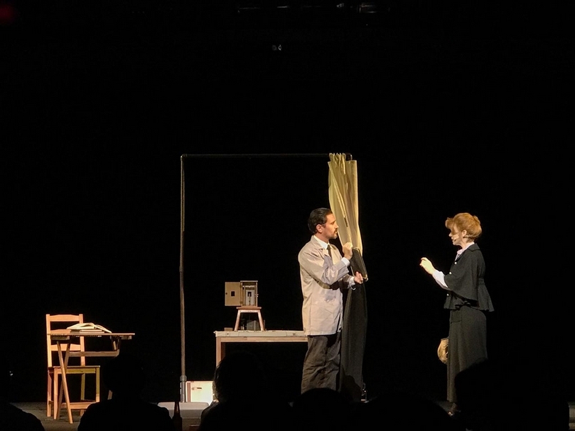 「Matheatre」雙人表演劇團演出放射性化學元素領域的先驅者─瑪麗亞·居禮，這位堅毅的波蘭女性在科學、人生、家庭生活的故事。（本刊資料室）