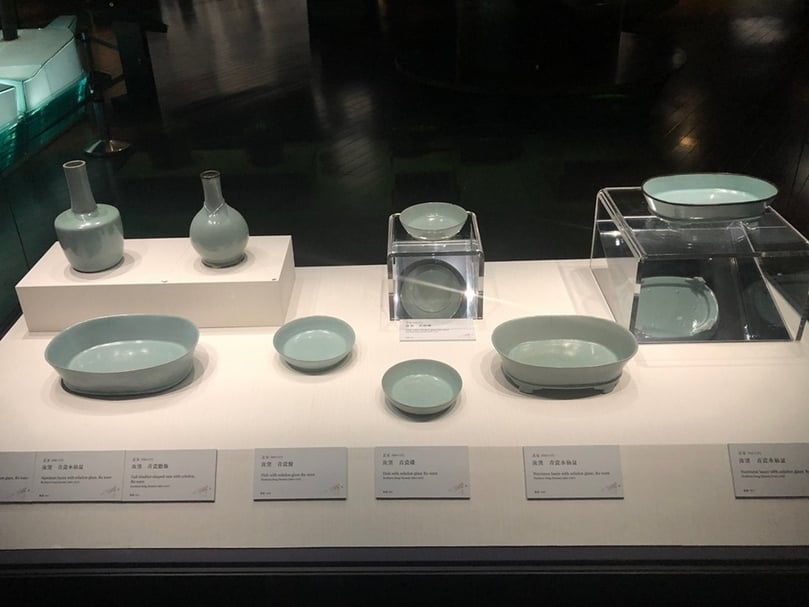 此次展出的宋代汝窯，藉由獨立展櫃，可360度全方位欣賞汝窯之美。（攝影／闕宇彤）