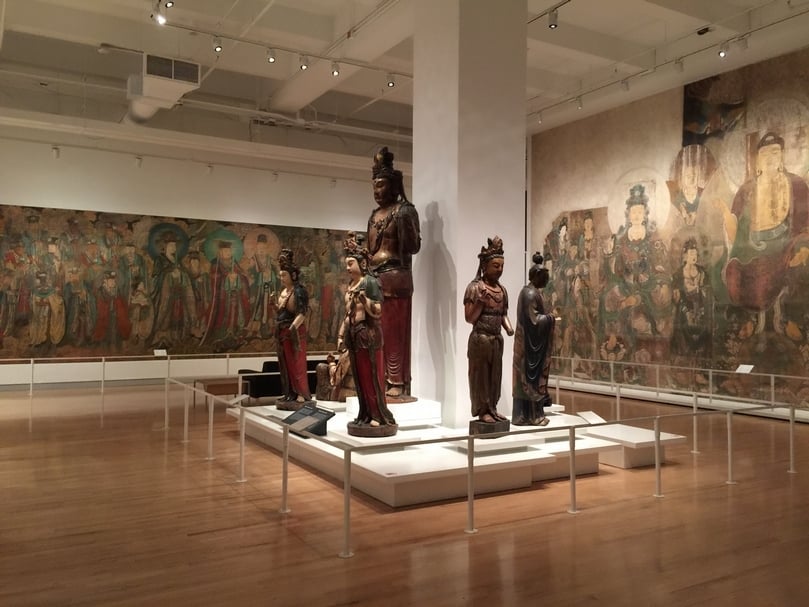 加拿大皇家安大略博物館的中國文物展廳，陳列超過2500件華夏文明文物。展廳的元代壁畫《朝元圖》（左），來自中國山西平陽萬聖觀西璧；《彌勒佛說法圖》來自山西省稷山縣興化寺（右）。（陸仲雁提供）