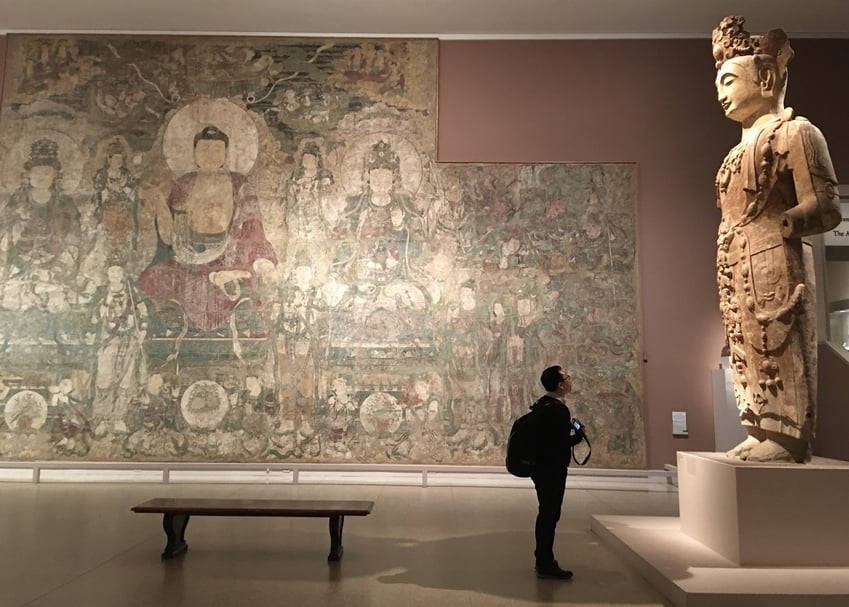 創立於1870年的紐約大都會藝術博物館，自1879年起開始典藏中國文物。六萬多件的亞洲文物，時代橫跨公元前兩千年到20世紀初。展廳的元代壁畫《藥師經變》來自山西省洪洞縣廣勝下寺。（陸仲雁提供）