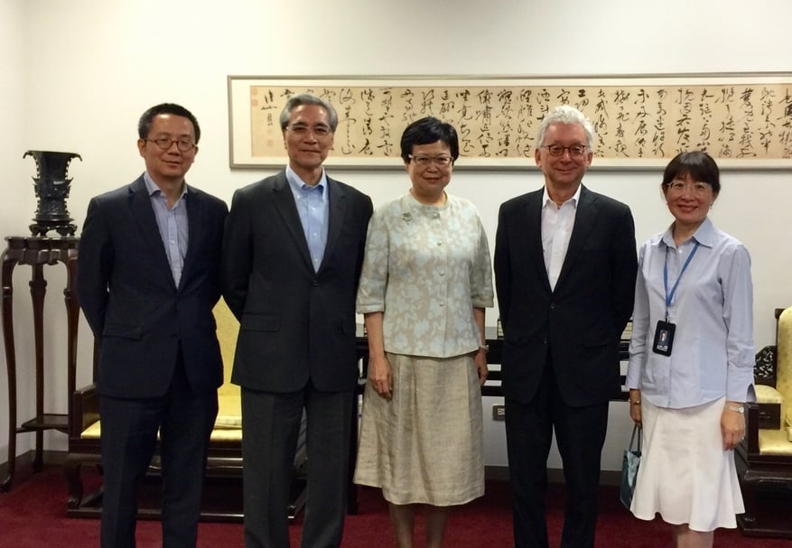 2015年10月22日，芝加哥藝術博物館亞洲部主任汪濤陪同前館長道格拉斯．德里克（Douglas Druick）拜會故宮前院長馮明珠。左起亞洲部主任汪濤、前故宮副院長何傳馨、前院長馮明珠、前館長德里克及筆者。（陸仲雁提供）