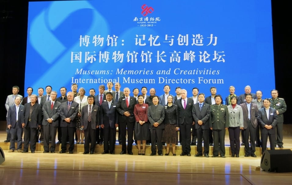 2013年11月6日至7日，各國館長受邀出席南京博物院建院八十周年院慶、擴建後重新開幕慶典及「國際博物館館長高峰論壇－博物館：記憶與創造力」。(陸仲雁提供）