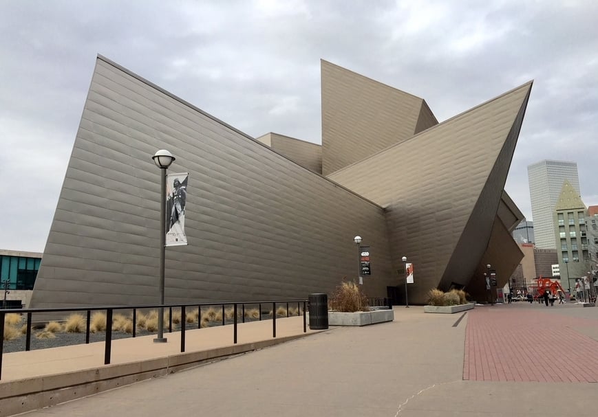 2016年，丹佛藝術博物館建館十周年時落成的新館（The Frederic C. Hamilton Building)，建築師 Daniel Libeskind 以洛磯山脈的幾何岩石為靈感而設計 。（陸仲雁提供）