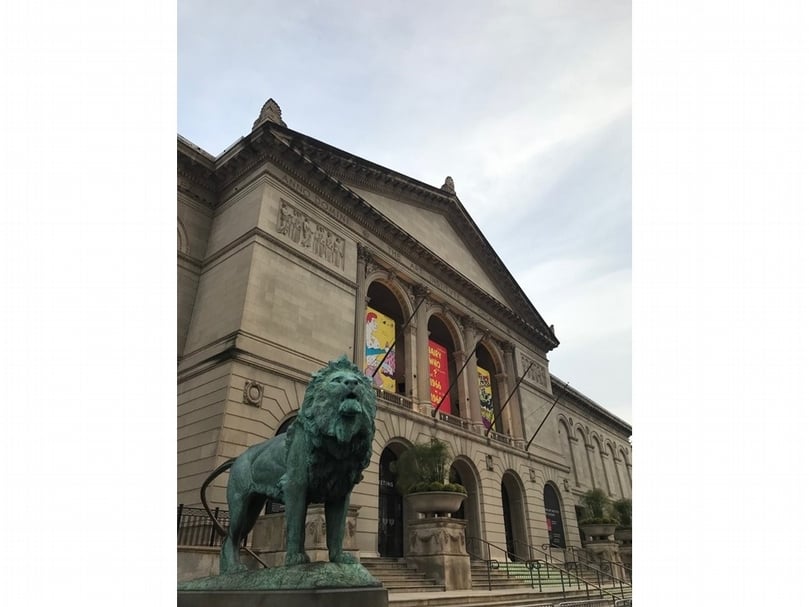 芝加哥藝術博物館創立於1879年。1893年的一對銅塑獅子鎮守入口。（陸仲雁提供）
