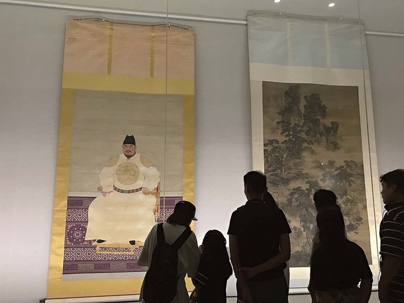 〈明太祖坐像〉，291.4×162.8公分（左）。戴進〈春酣圖〉，293.4×172公分。（攝影／藍玉琦）