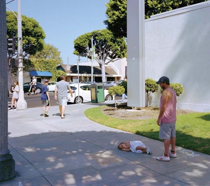 傑夫‧沃爾（Jeff Wall）《Parent Child》，噴墨輸出，220×275cm，2018，courtesy Gagosian。（© Jeff Wall）