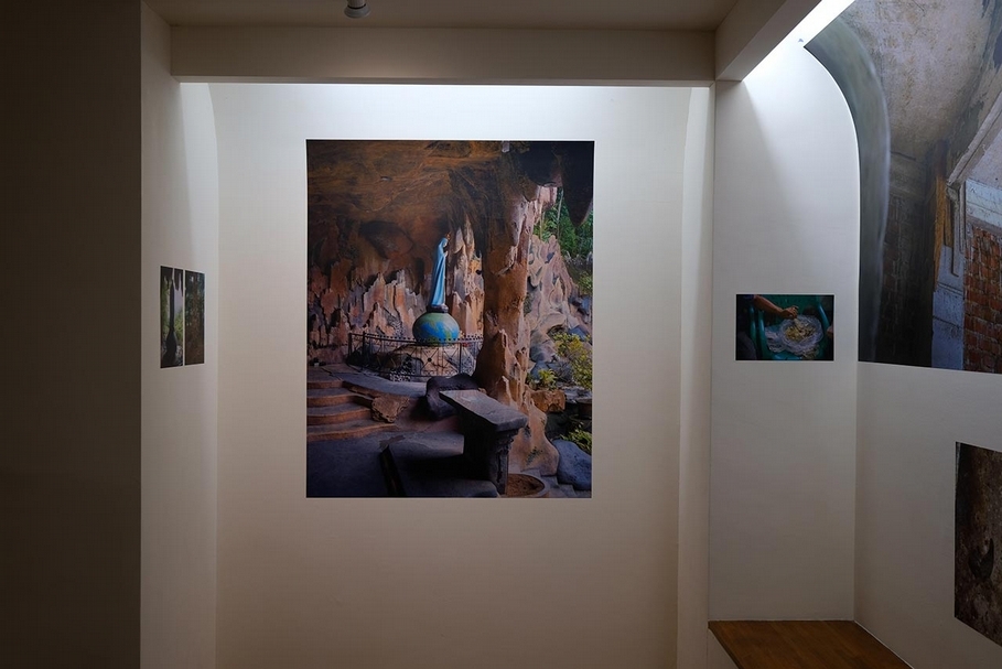 呂易倫的攝影作品以一連串抽去時序脈絡性的照片，讓觀者思索、感受移民所面臨的生活樣態。（關渡美術館提供）